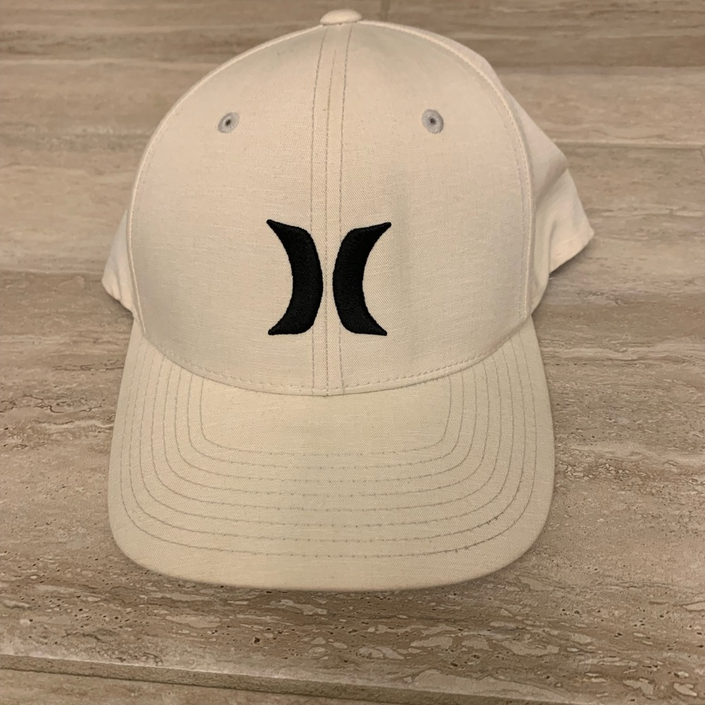 Men’s cream colored Hurley flex fit hat.